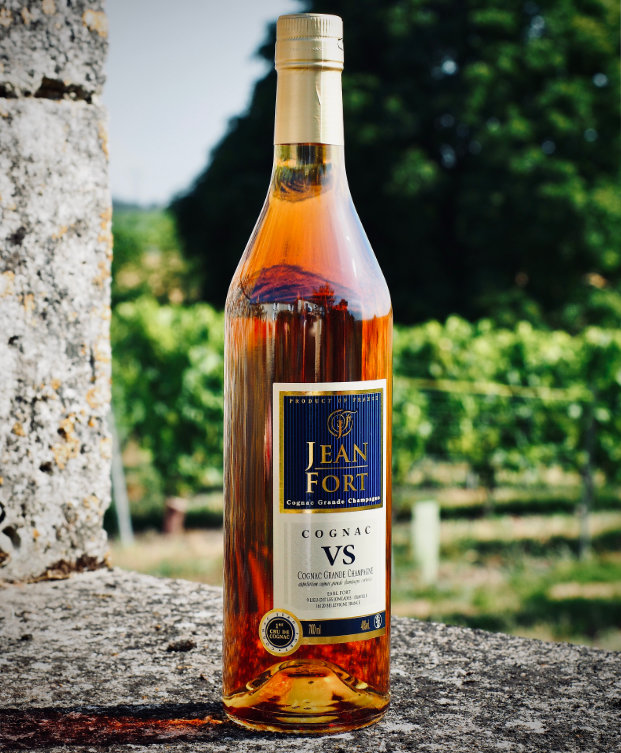 La famille Fort, producteur de cognac en Charente, devant le chai familial à Bellevigne.