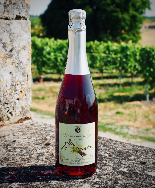 La famille Fort, producteur de cognac en Charente, devant le chai familial à Bellevigne.