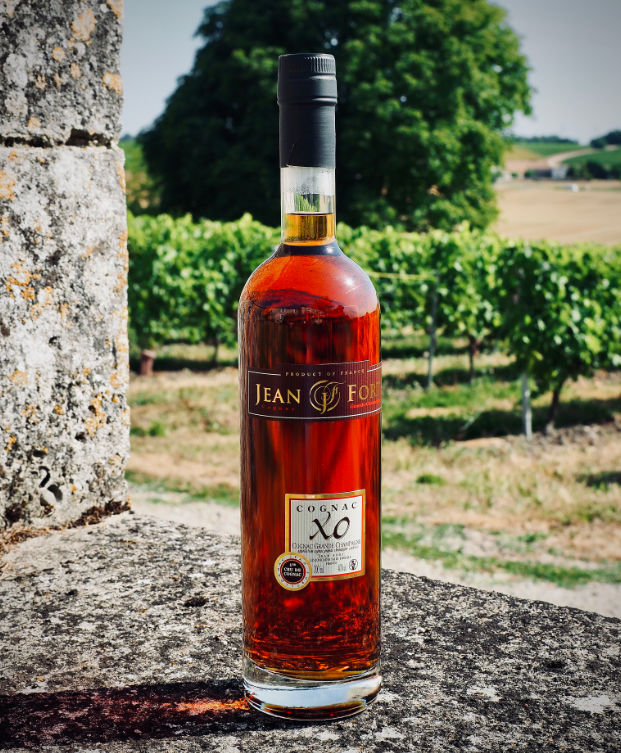 La famille Fort, producteur de cognac en Charente, devant le chai familial à Bellevigne.