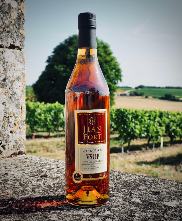 La famille Fort, producteur de cognac en Charente, devant le chai familial à Bellevigne.