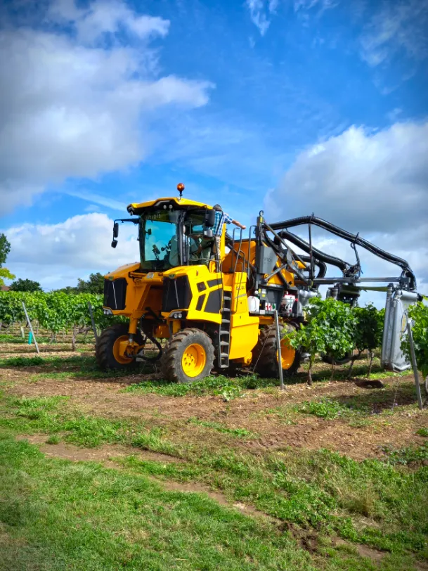 La famille Fort, producteur de cognac en Charente, devant le chai familial à Bellevigne.