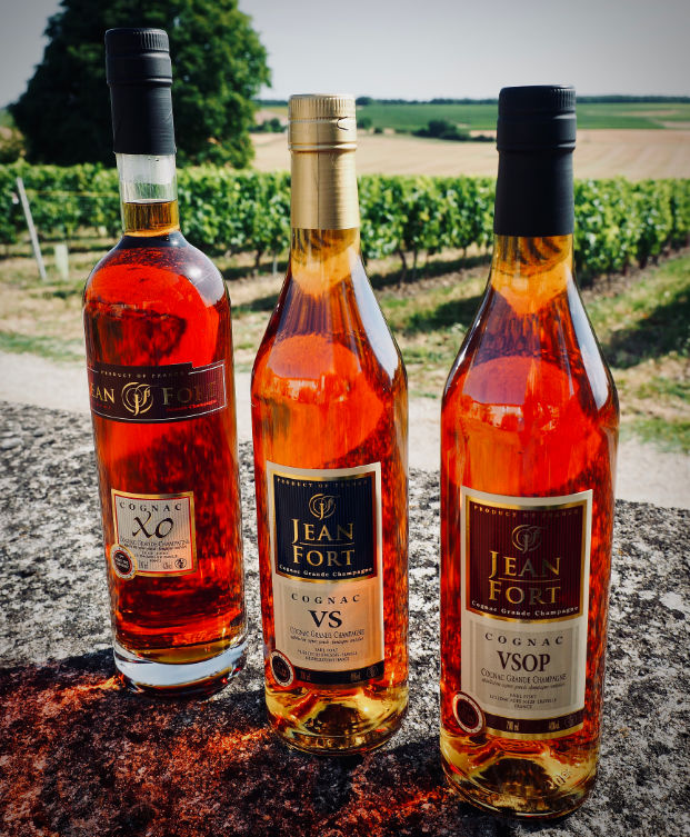 Gamme des cognacs Jean Fort : bouteilles de VSOP, Napoléon, XO et la carafe Extra.