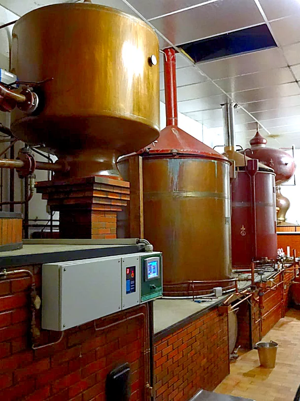 La famille Fort, producteur de cognac en Charente, devant le chai familial à Bellevigne.