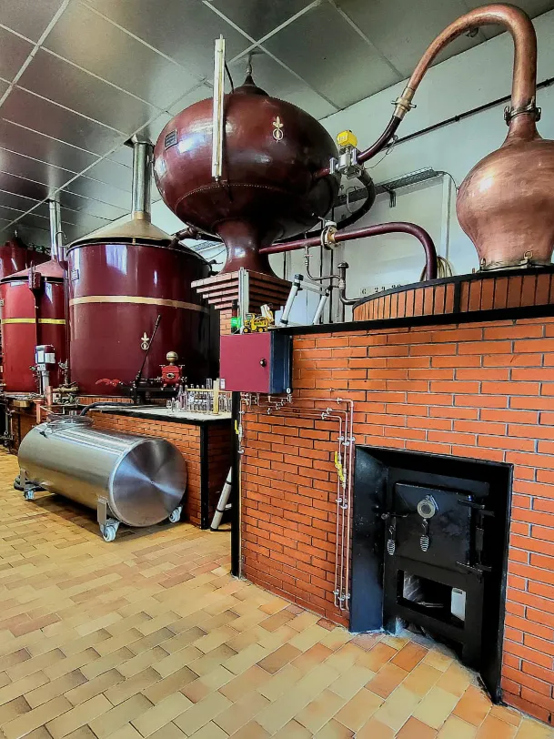 La famille Fort, producteur de cognac en Charente, devant le chai familial à Bellevigne.