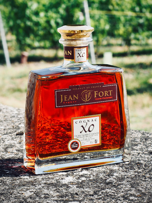 Gamme des cognacs Jean Fort : bouteilles de VSOP, Napoléon, XO et la carafe Extra.