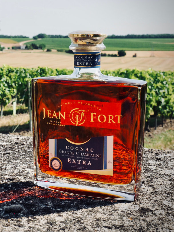 Gamme des cognacs Jean Fort : bouteilles de VSOP, Napoléon, XO et la carafe Extra.